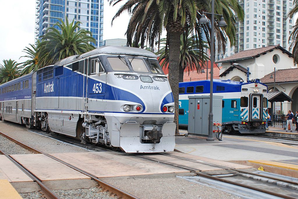 san-diego-surfliner-side-by-side-with-the-coaster-at-the-santa-fe-depot